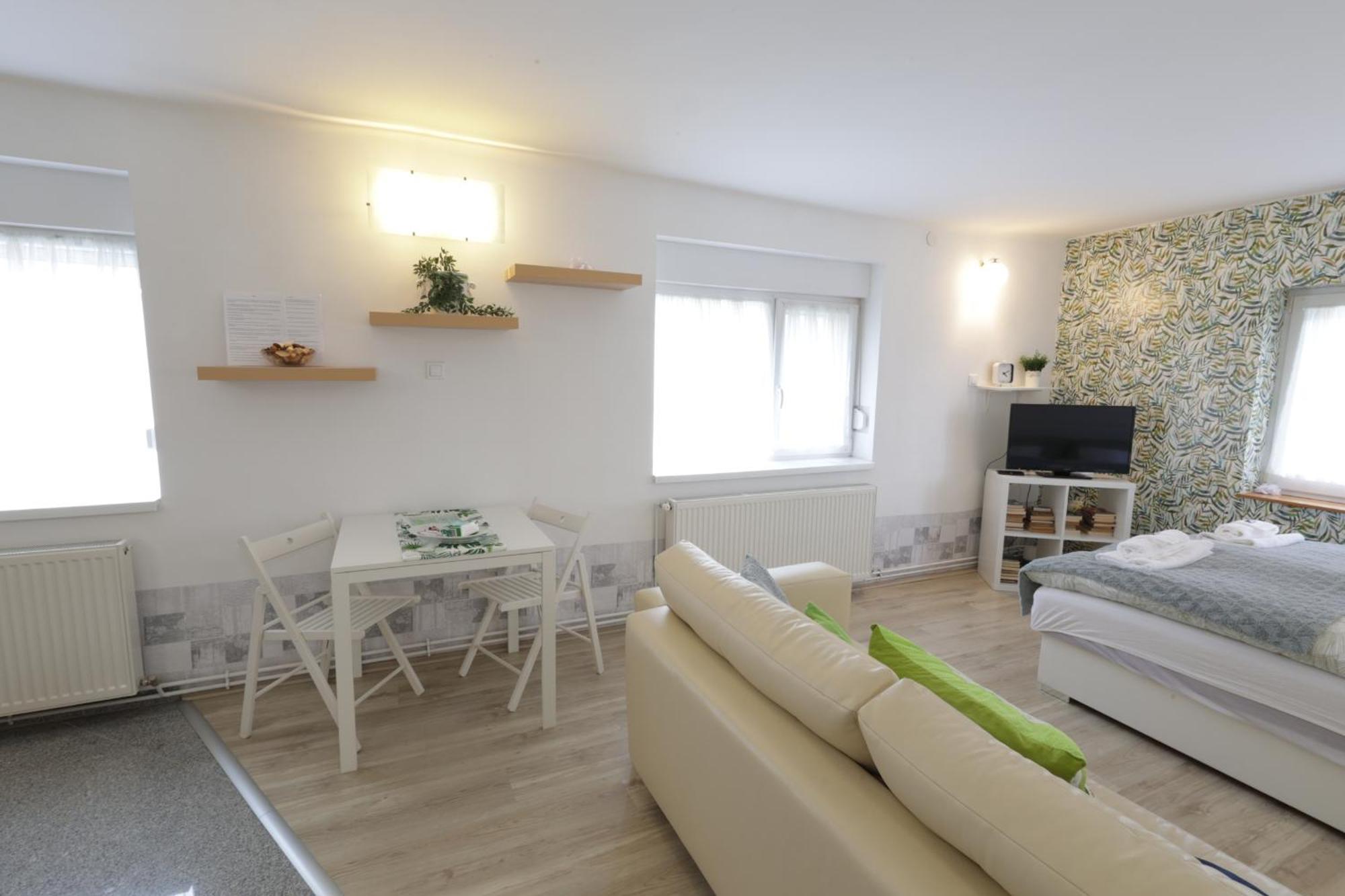 Stardust Apartman Печ Экстерьер фото
